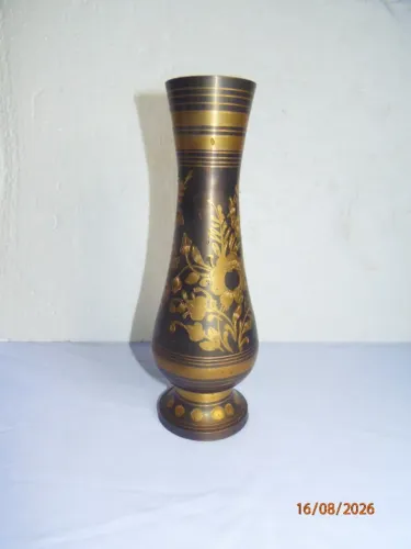 Vaso artesanal indiano de latão (brass).
