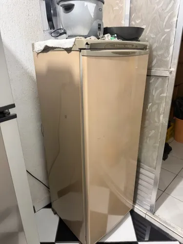 Freezer vertical Electrolux 210 litros