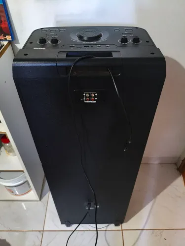 Caixa de som com Áudio potente e grave marcantes, ideal para festa conexão Bluetooth 