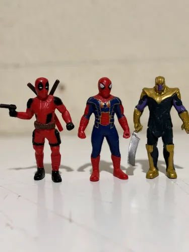 Kit 3 Bonecos Marvel - Deadpool, Homem-Aranha e Thanos