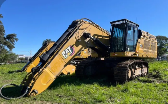 Escavadeira Caterpillar 374 ano 2021, com 12.700 horas e ar condicionado, no PR