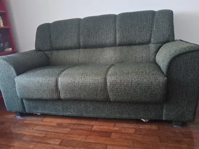 Sofá de três lugares, com 1,80m de largura, ideal para compor sua sala de estar __________
