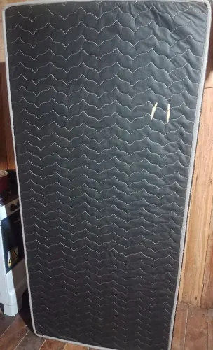Vendo cama de solteiro usada