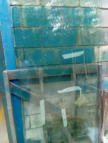 Vidro para mesa com 1,60 x ,90 ponta curva e excelente estado 