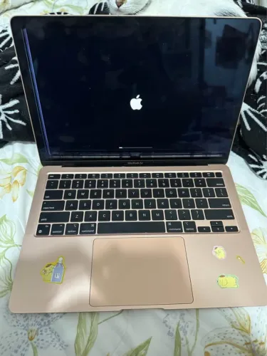 MacBook Air M1 (2020) Gold - 8GB/256GB - Bateria 94% - Tela com defeito