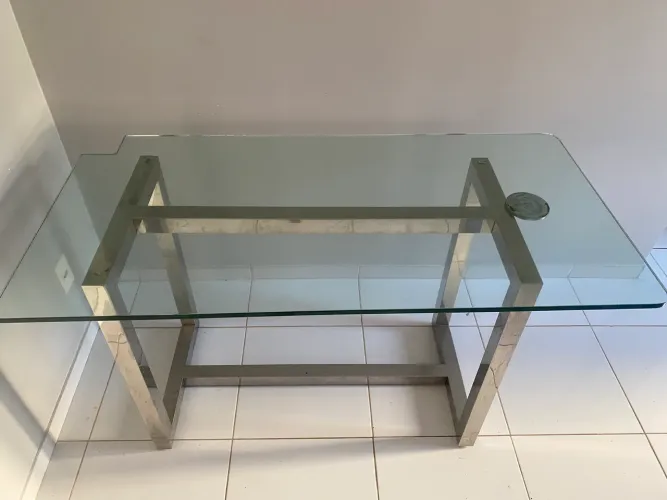 Mesa de Vidro com Estrutura Metálica