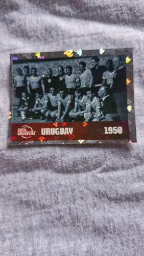 Figurinha do Uruguai 1950 prateada da panini.