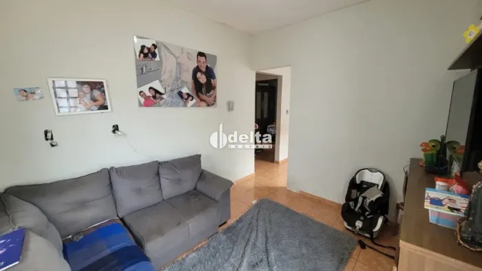 Casa com 3 quartos sendo 1 suíte disponível para venda no bairro Laranjeiras em Uberlândia