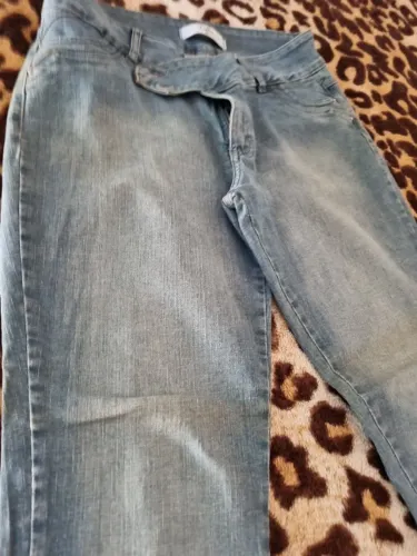 Vendo calça jeans número 48 em bom estado.