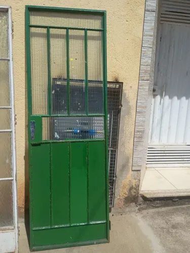 Porta de ferro sem marco 210x70<br>Medidas 210x70 cm.<br>Retirada bairro xangrila.