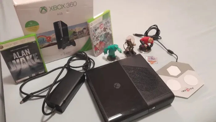 Microsoft Xbox 360 Super Slim 4gb + HD 250 Gb + Disney Infinite completo