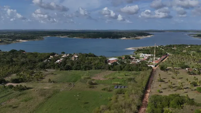 chácara com 1 hectares pertinho da lagoa de Bonfim bem estruturada e murada