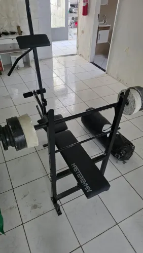 Máquina completa de exercícios com saco de boxe