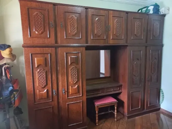 Guarda roupa de madeira maciça