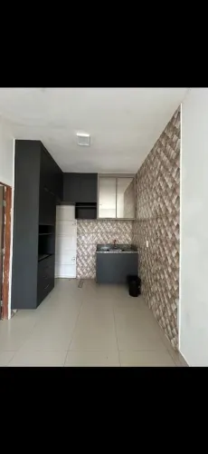 Alugo casa com planejados na cozinha