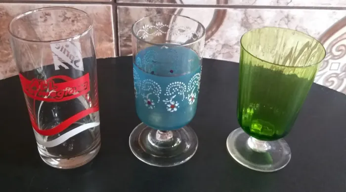 Duas taças e um copo Leia a descrição