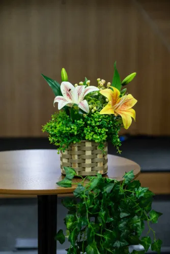 LINDO VASO DECORATIVO + FLORES E FOLHAGEM ARTIFICIAIS