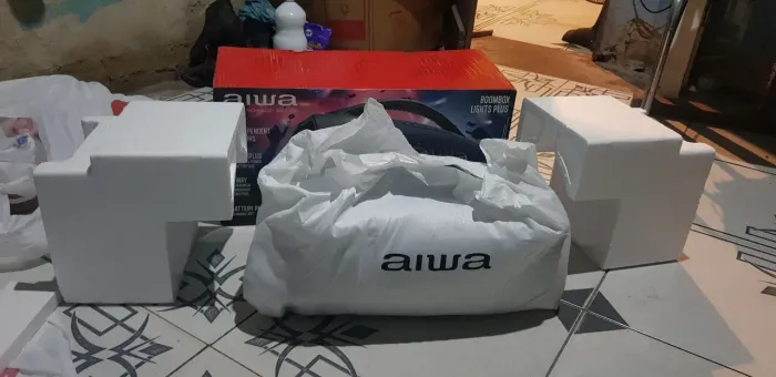 Vendo boombox aiwa top novo não foi nem usada ainda, ótima pra curti o verão 1.250,00