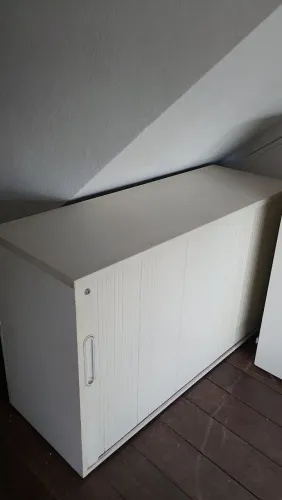 Armários para escritório. Porta de correr . Com uma prateleira . Furos para prateleiras.