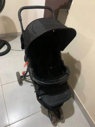 Carrinho de bebê semi-novo