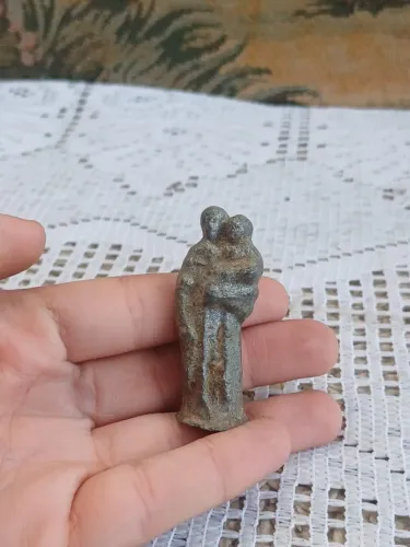 pequena escultura de arte sacra representando Santo Antônio com o Menino Jesus