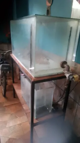Aquário, completo com o suporte.