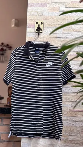 ? POLO NIKE LISTRADA PRETA E BRANCA ? TAMANHO M<br>