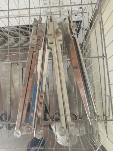 Suporte para prateleira e fixação em cremalheira