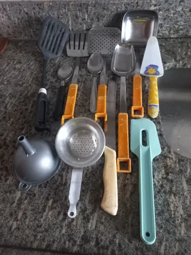 Vários talheres para cozinha