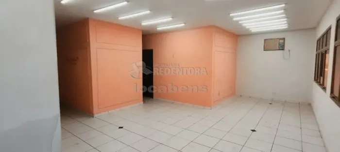 Sala comercial no mezanino.