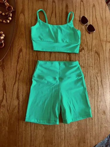 conjunto fitness verde lindo | top duplo e bermuda