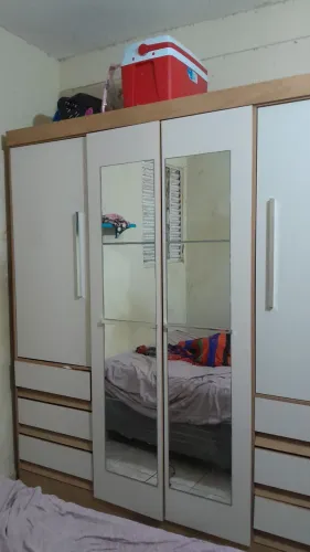 vendo um guarda roupa de 6 portas semi novo o motivo da venda e porque vou me mudar