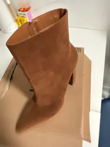Bota marrom Uza Shoes, usada apenas 2 vezes e em perfeito estado! 