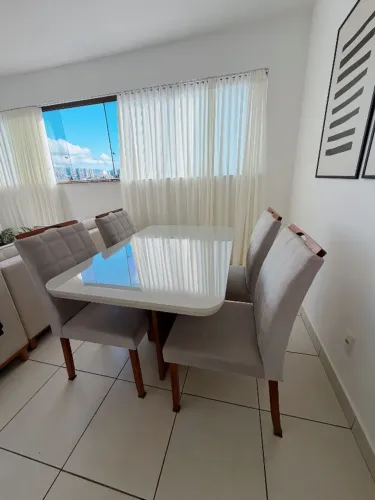 Mesa de jantar e conjunto de cadeiras