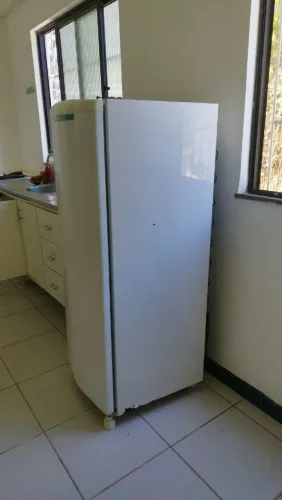 Geladeira Consul de 1 porta, modelo compacto/degelo tradicional