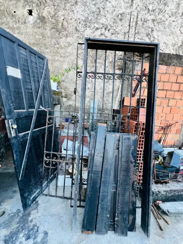 Grade de ferro , porta de madeira
