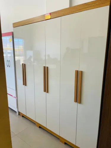 Guarda roupa com 6 portas 