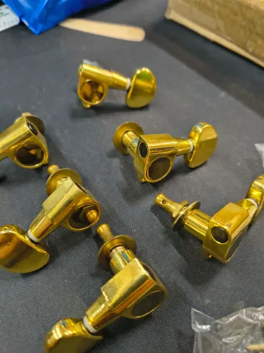 Tarraxas para violão Takamine Crafter Eagle com a orientação do pino guia no meio douradas