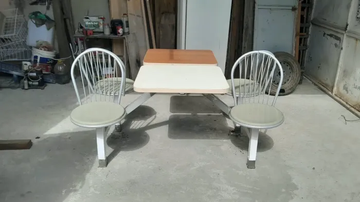 Mesa com 4 cadeiras. Estrutura resistente e ótimo espaço para refeições.