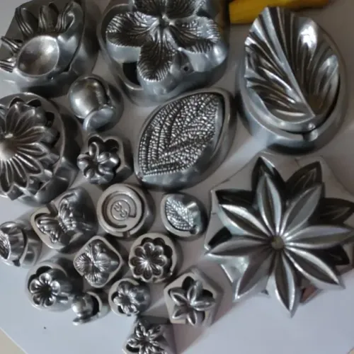 Kit Frisadores de Alumínio Profissional - 4 Peças (Flores em EVA e Tecidos)