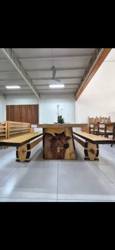 JOGO DE MESA RÚSTICA IMPONENTE COM ENTALHE ARTESANAL DE BOI