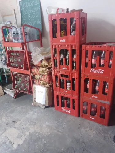 caixas com vazilames de retornável