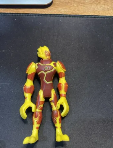 Boneco chama coleção Ben 10