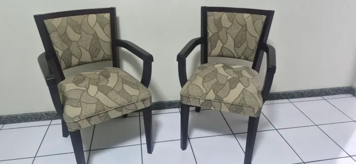 Par de cadeiras elegantes e novas para decorar sala de estar