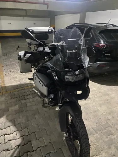 Moto BMW F900 Adventure Plus preparada para viajar