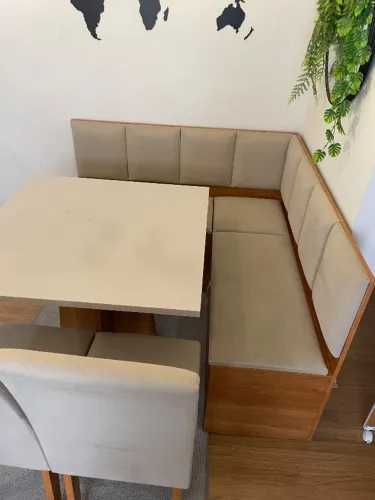 Canto alemão baú , com mesa e cadeiras.