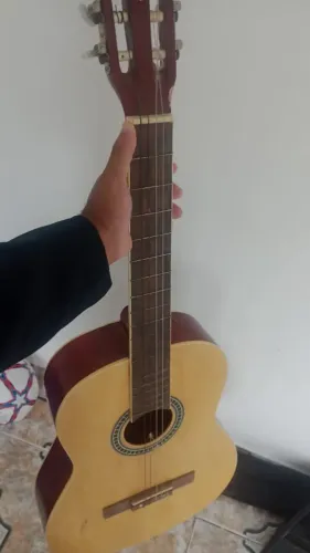 Violão usado, sem uma corda