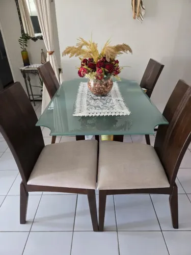 Mesa de vidro com cadeiras