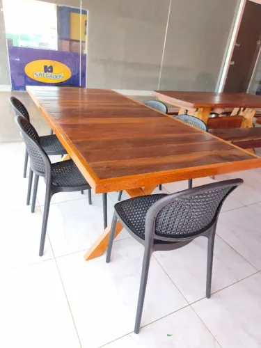 Kit mesa de madeira com cadeira plástico resistente!