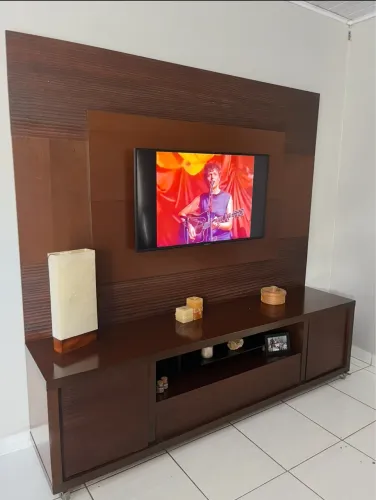 Rack + painel em madeira maciça